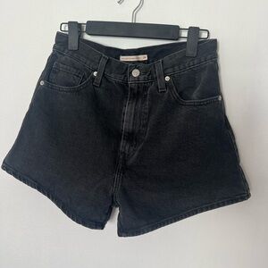 Levi’s High Rise Mom Shorts in Black